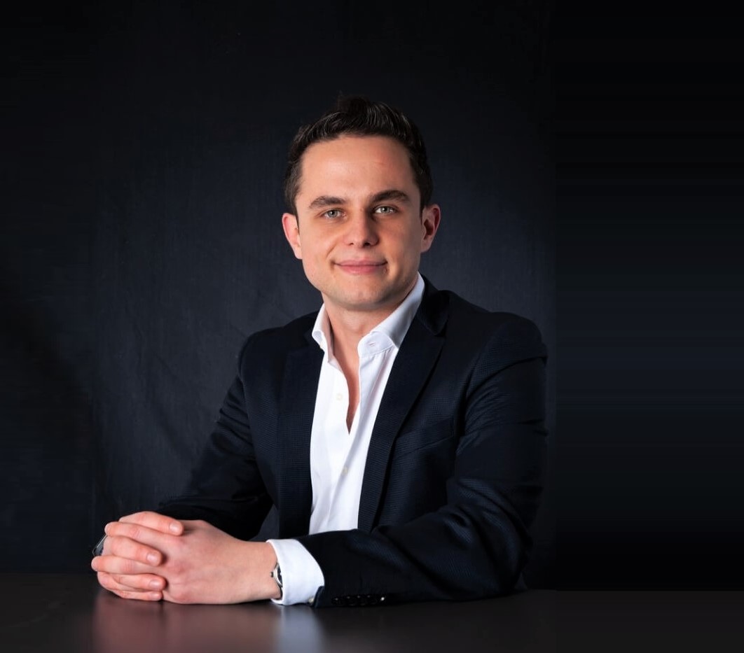 Erenik Yzeiraj speaking at an event